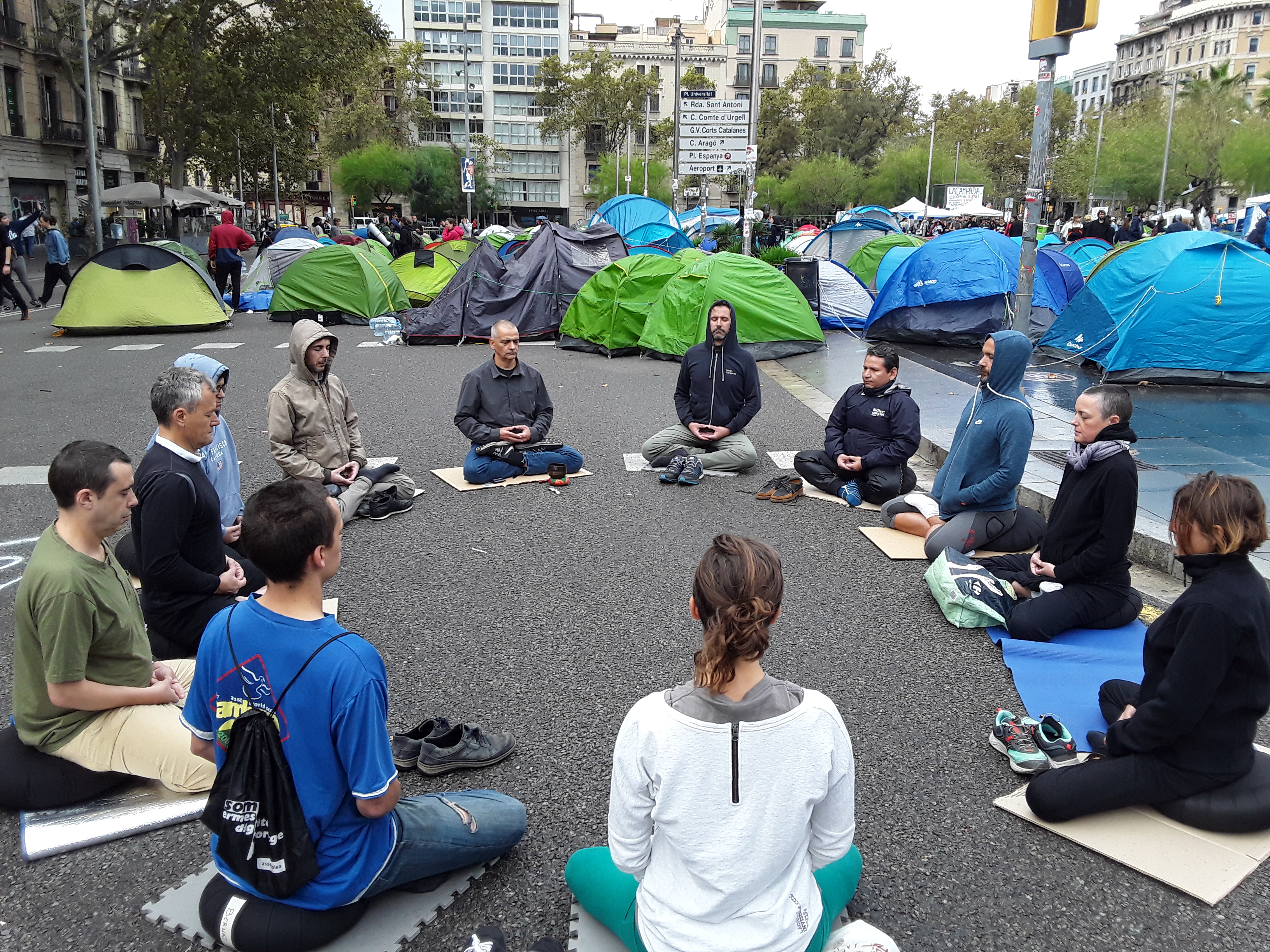 Dojo Zen | Budismo Zen en Barcelona | [Vídeo] Acció Zen A lacampada jove de plaça Universitat