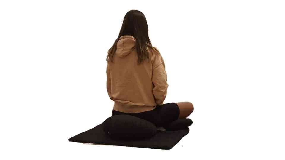 meditar mes noia zazen chica mujer dona meditacion meditacio